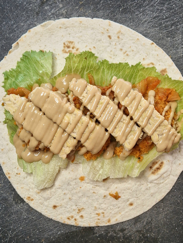 Tempeh-Wrap mit Tahini-Soße und Kimchi